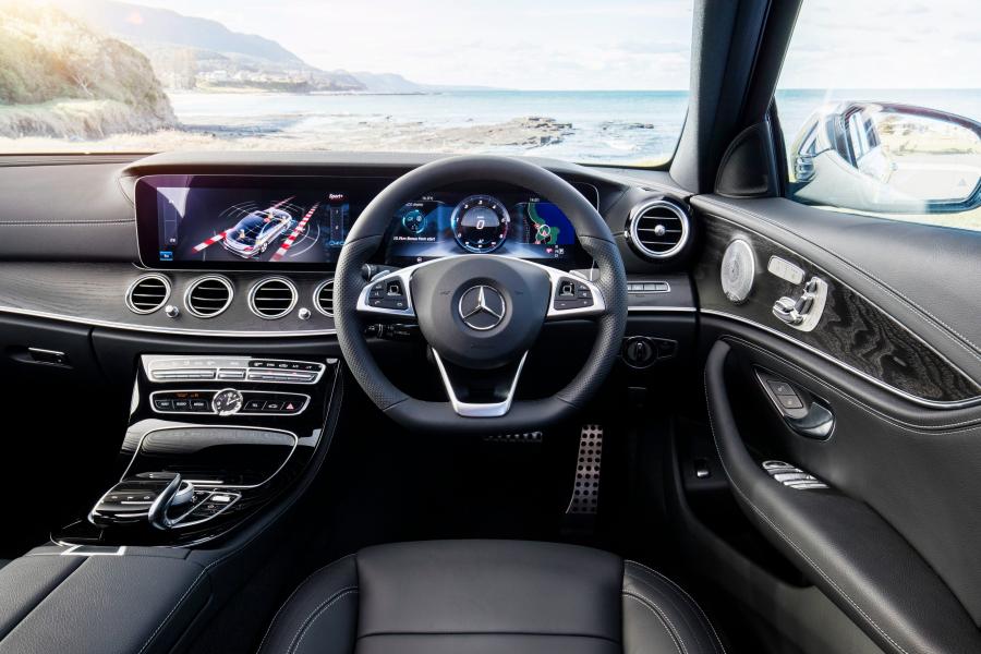 Панель приборов Mercedes-Benz E220 d AMG Line 2016 года  (AU) (фото 4 из 19)